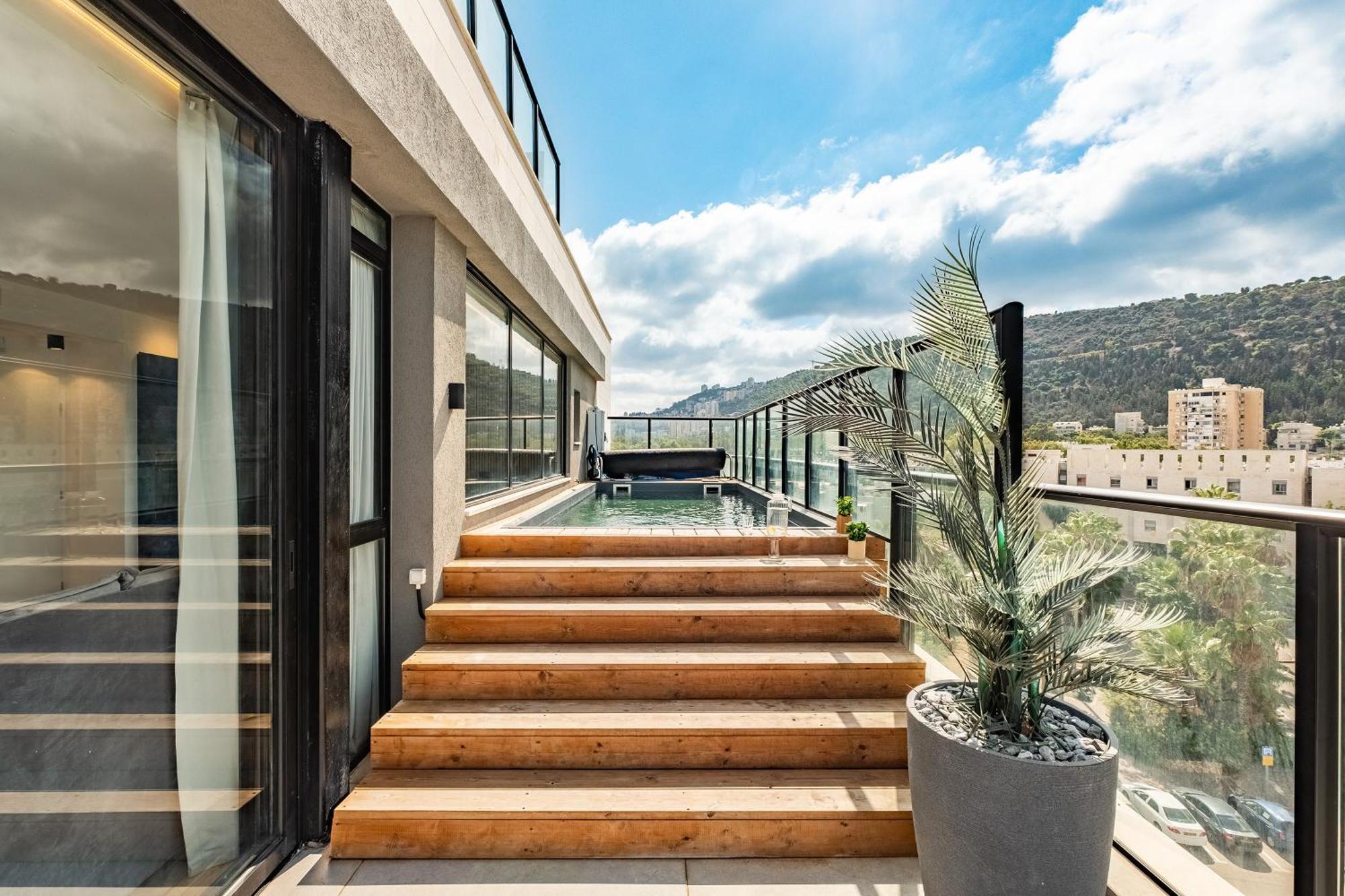 Pool & Jacuzzi Seaview Penthouse By Sea N' Rent * חיפה