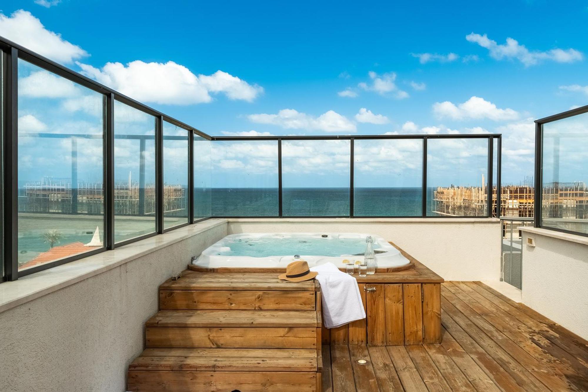 Pool & Jacuzzi Seaview Penthouse By Sea N' Rent חיפה