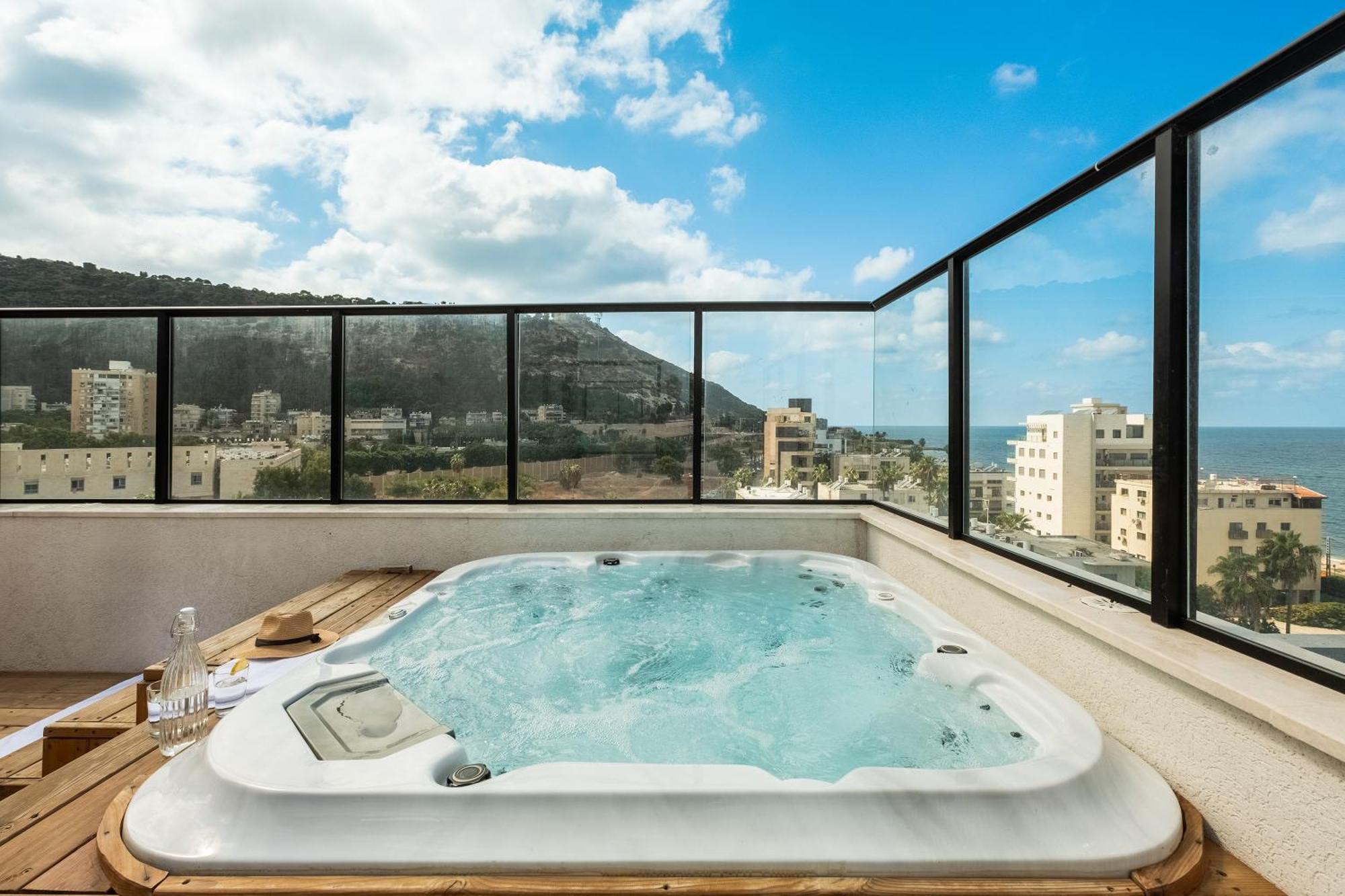 Pool & Jacuzzi Seaview Penthouse By Sea N' Rent דירה חיפה